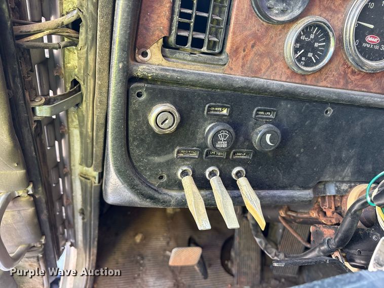 image for item YA2953 2007 Peterbilt 379 truck cab and chassis