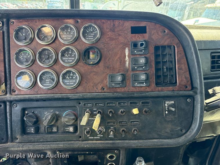 image for item YA2953 2007 Peterbilt 379 truck cab and chassis