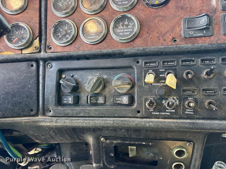 image for item YA2953 2007 Peterbilt 379 truck cab and chassis