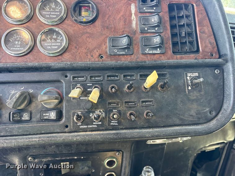 image for item YA2953 2007 Peterbilt 379 truck cab and chassis