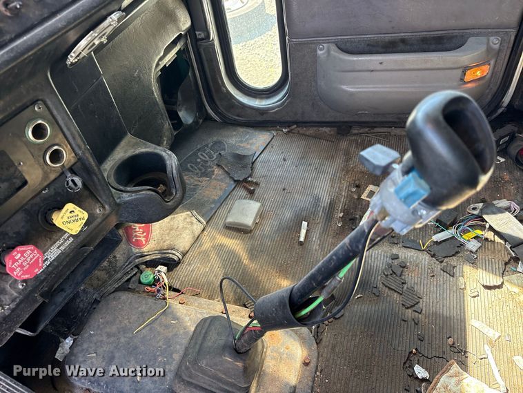 image for item YA2953 2007 Peterbilt 379 truck cab and chassis