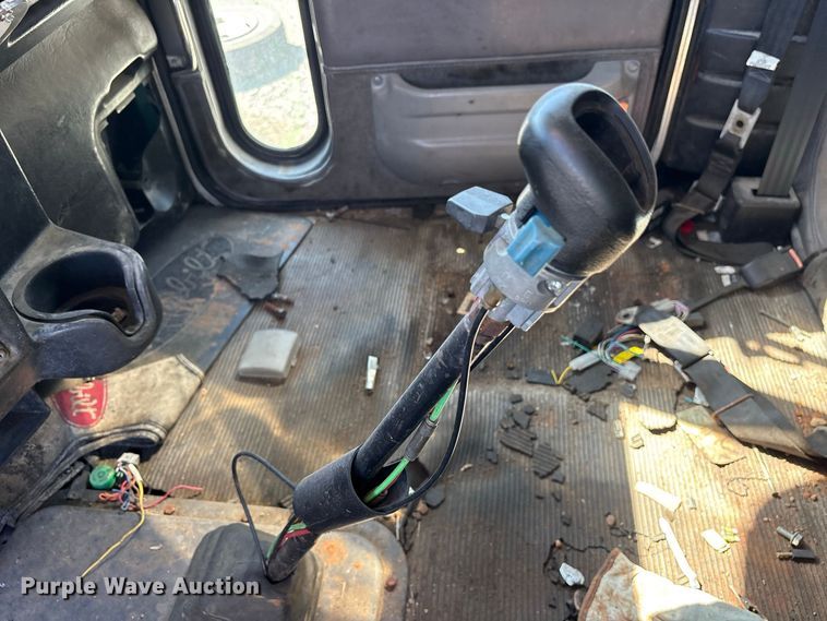 image for item YA2953 2007 Peterbilt 379 truck cab and chassis