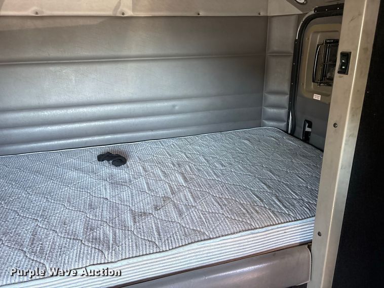 image for item YA2953 2007 Peterbilt 379 truck cab and chassis