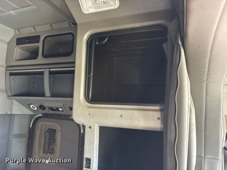 image for item YA2953 2007 Peterbilt 379 truck cab and chassis