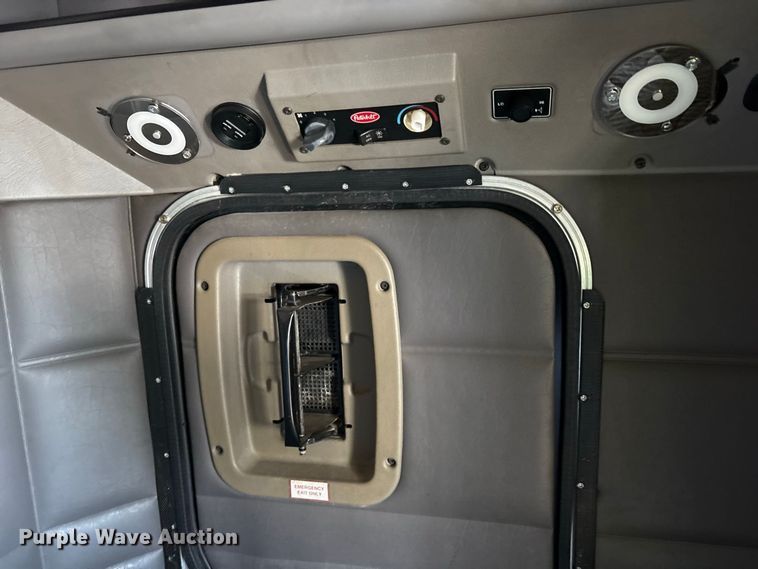 image for item YA2953 2007 Peterbilt 379 truck cab and chassis