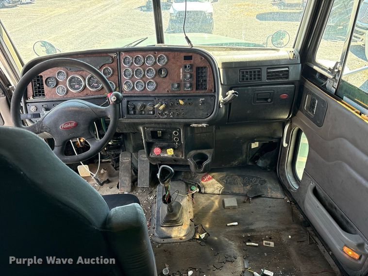 image for item YA2953 2007 Peterbilt 379 truck cab and chassis