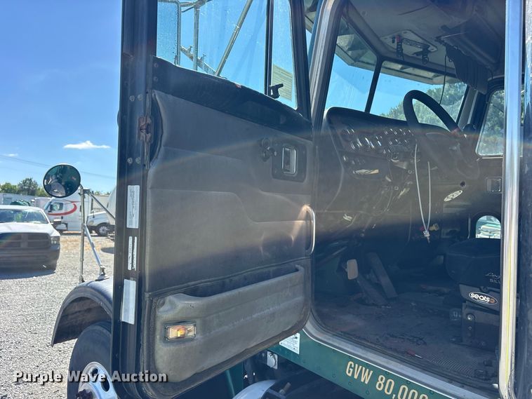 image for item YA2953 2007 Peterbilt 379 truck cab and chassis