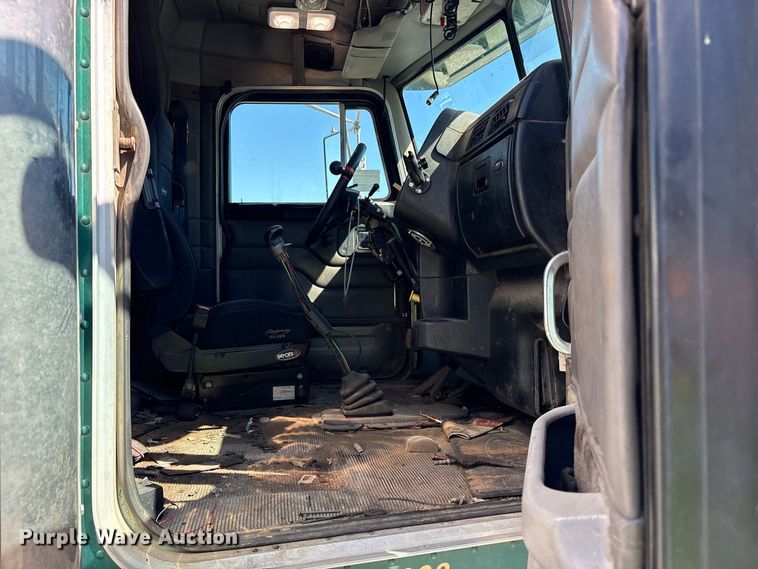 image for item YA2953 2007 Peterbilt 379 truck cab and chassis
