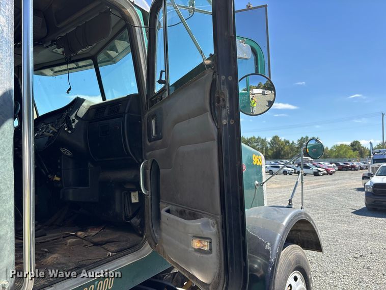 image for item YA2953 2007 Peterbilt 379 truck cab and chassis