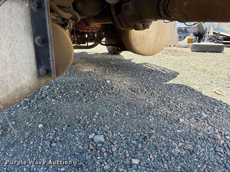 image for item YA2953 2007 Peterbilt 379 truck cab and chassis