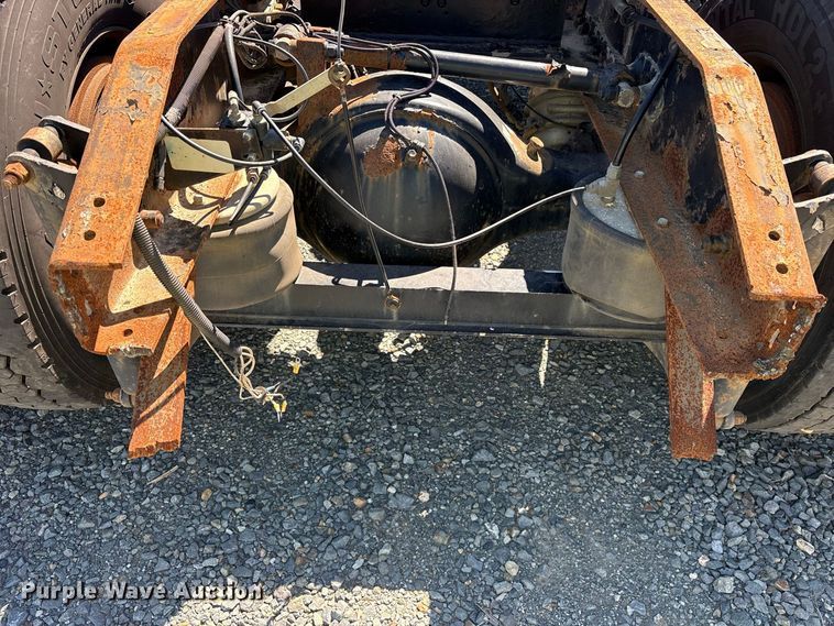 image for item YA2953 2007 Peterbilt 379 truck cab and chassis