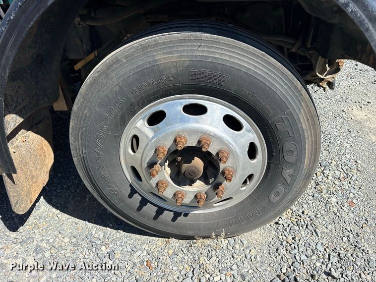 image for item YA2953 2007 Peterbilt 379 truck cab and chassis