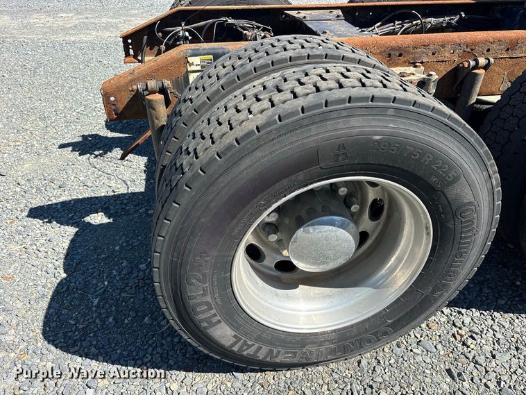 image for item YA2953 2007 Peterbilt 379 truck cab and chassis