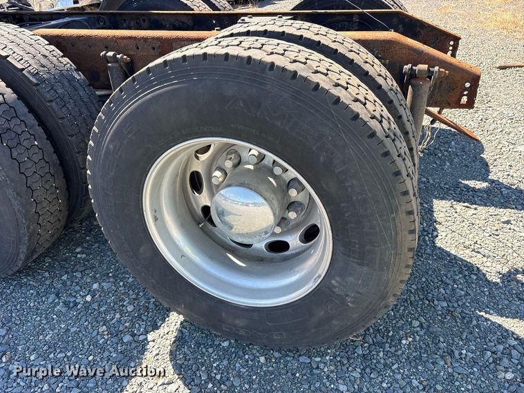 image for item YA2953 2007 Peterbilt 379 truck cab and chassis