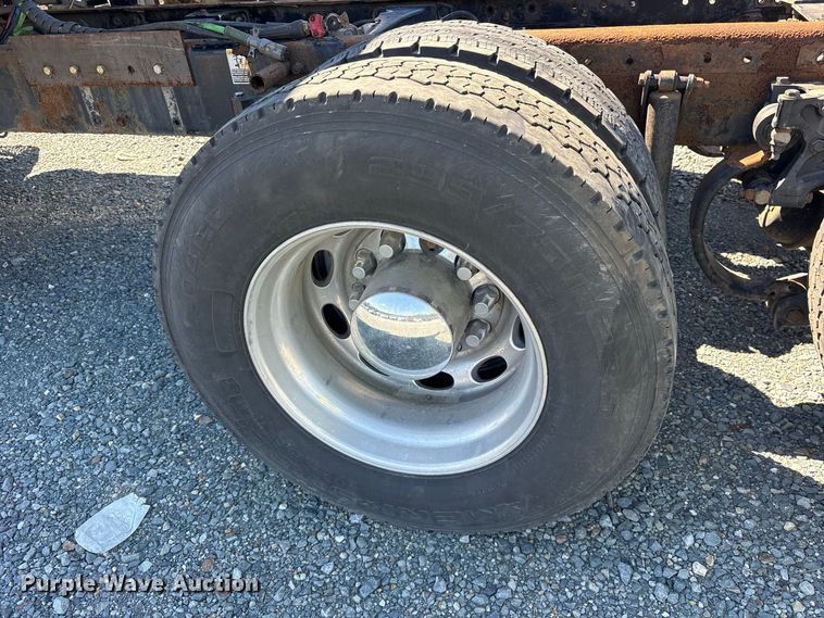 image for item YA2953 2007 Peterbilt 379 truck cab and chassis
