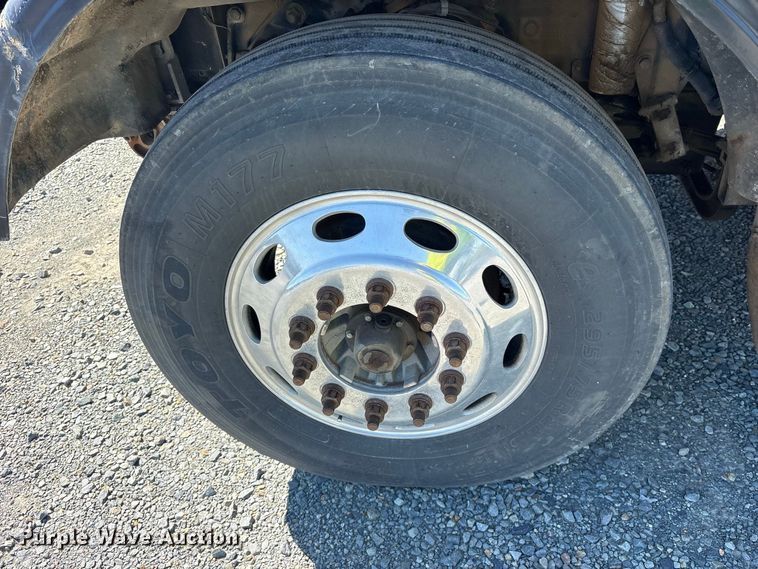 image for item YA2953 2007 Peterbilt 379 truck cab and chassis