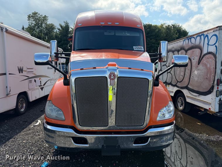 image for item YA2995 2022 Kenworth T680 semi truck