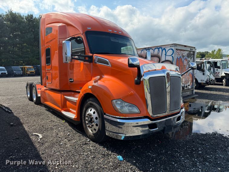 image for item YA2995 2022 Kenworth T680 semi truck