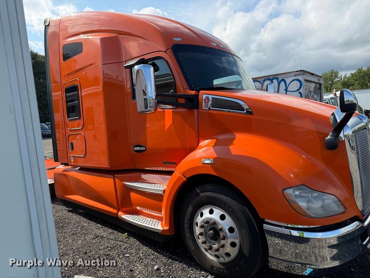 image for item YA2995 2022 Kenworth T680 semi truck