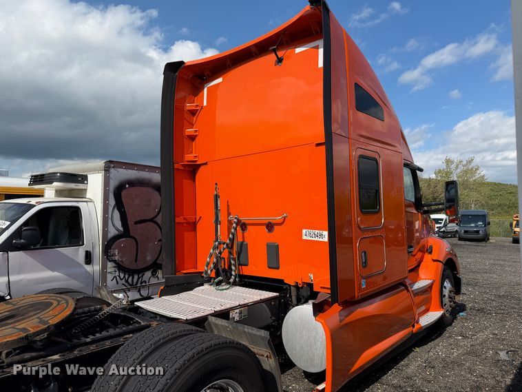 image for item YA2995 2022 Kenworth T680 semi truck