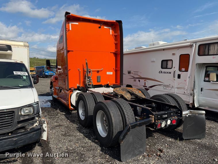 image for item YA2995 2022 Kenworth T680 semi truck