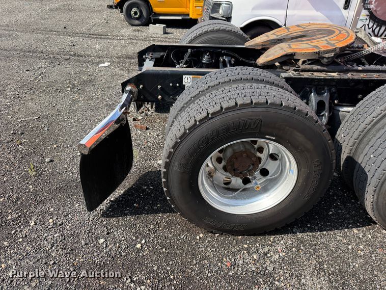 image for item YA2995 2022 Kenworth T680 semi truck