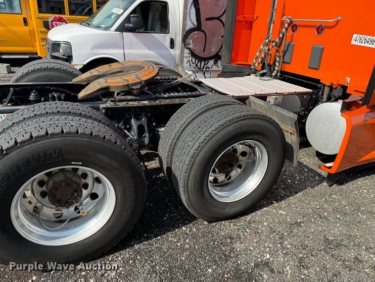 image for item YA2995 2022 Kenworth T680 semi truck