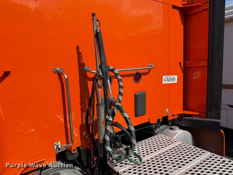 image for item YA2995 2022 Kenworth T680 semi truck