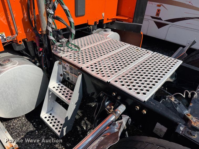 image for item YA2995 2022 Kenworth T680 semi truck