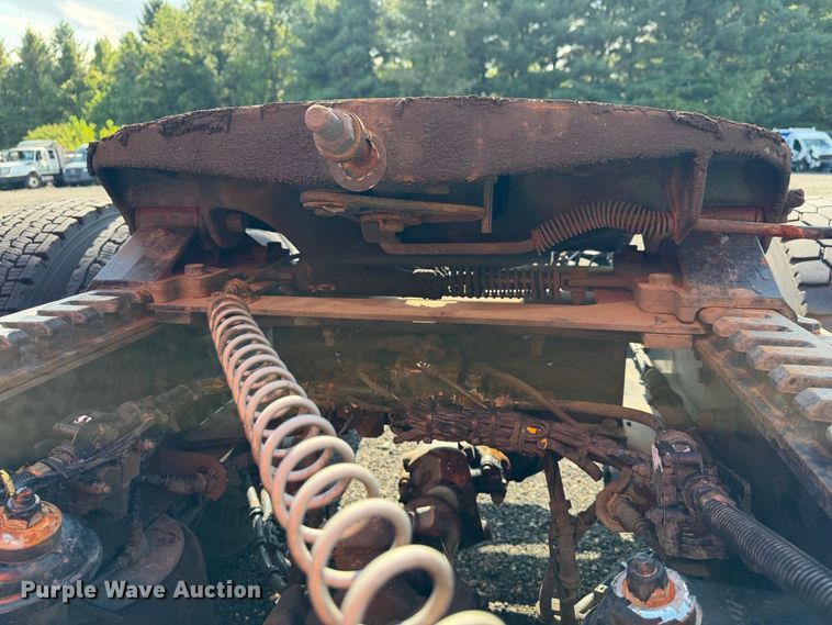 image for item YA2995 2022 Kenworth T680 semi truck