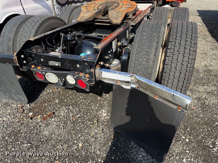 image for item YA2995 2022 Kenworth T680 semi truck