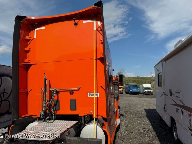 image for item YA2995 2022 Kenworth T680 semi truck
