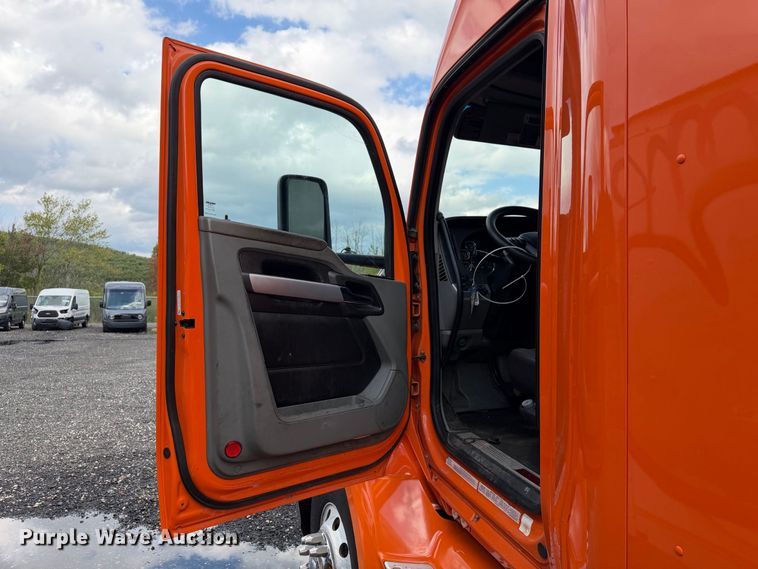 image for item YA2995 2022 Kenworth T680 semi truck