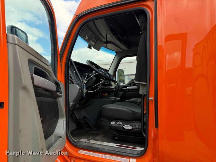 image for item YA2995 2022 Kenworth T680 semi truck