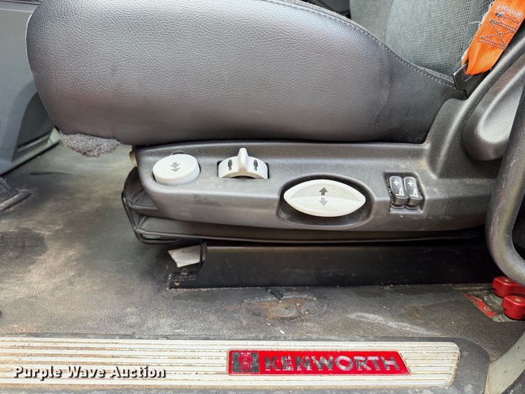 image for item YA2995 2022 Kenworth T680 semi truck