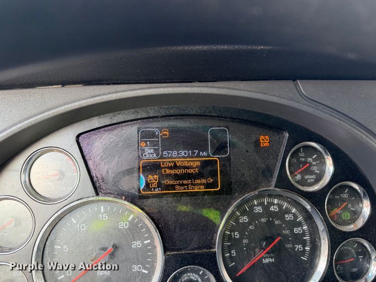 image for item YA2995 2022 Kenworth T680 semi truck