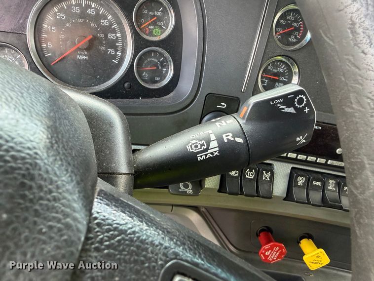 image for item YA2995 2022 Kenworth T680 semi truck