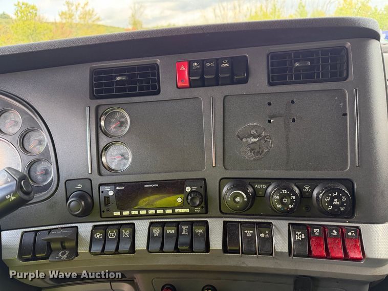 image for item YA2995 2022 Kenworth T680 semi truck