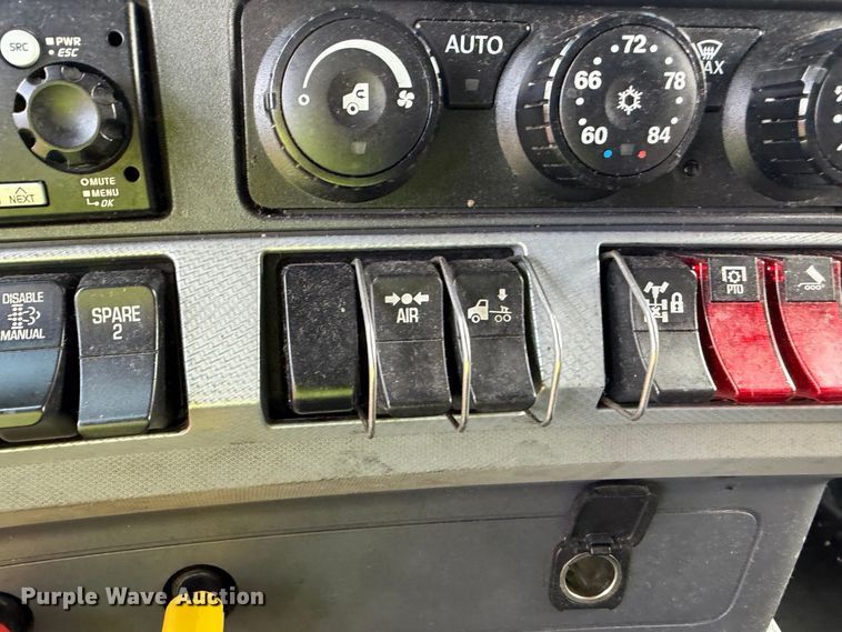 image for item YA2995 2022 Kenworth T680 semi truck
