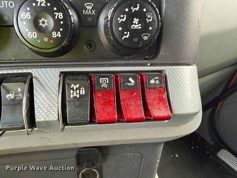 image for item YA2995 2022 Kenworth T680 semi truck