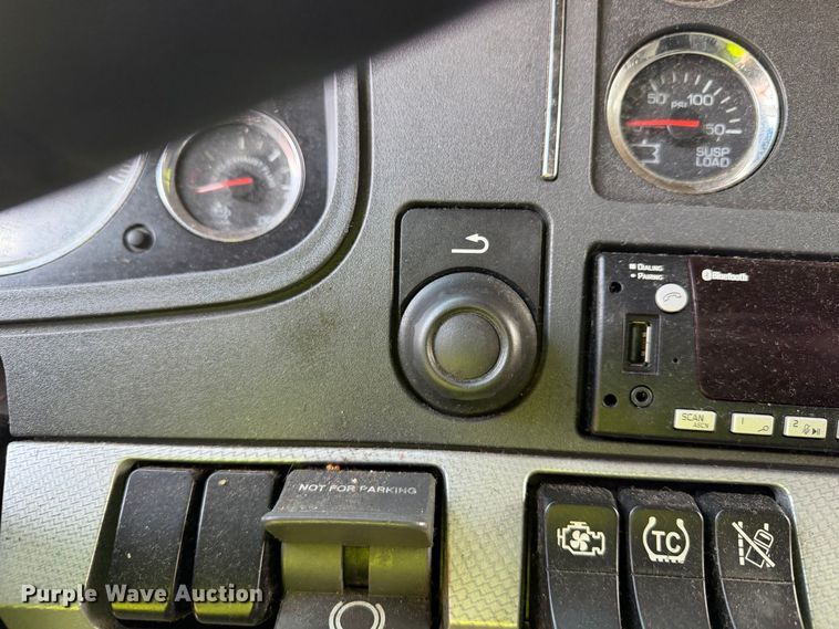 image for item YA2995 2022 Kenworth T680 semi truck