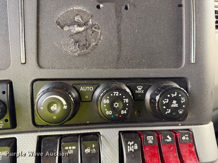 image for item YA2995 2022 Kenworth T680 semi truck