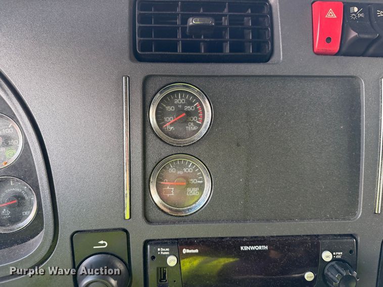 image for item YA2995 2022 Kenworth T680 semi truck
