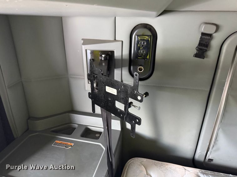 image for item YA2995 2022 Kenworth T680 semi truck