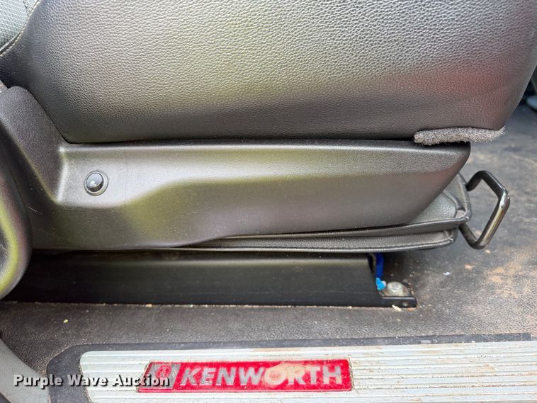 image for item YA2995 2022 Kenworth T680 semi truck