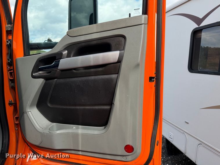 image for item YA2995 2022 Kenworth T680 semi truck