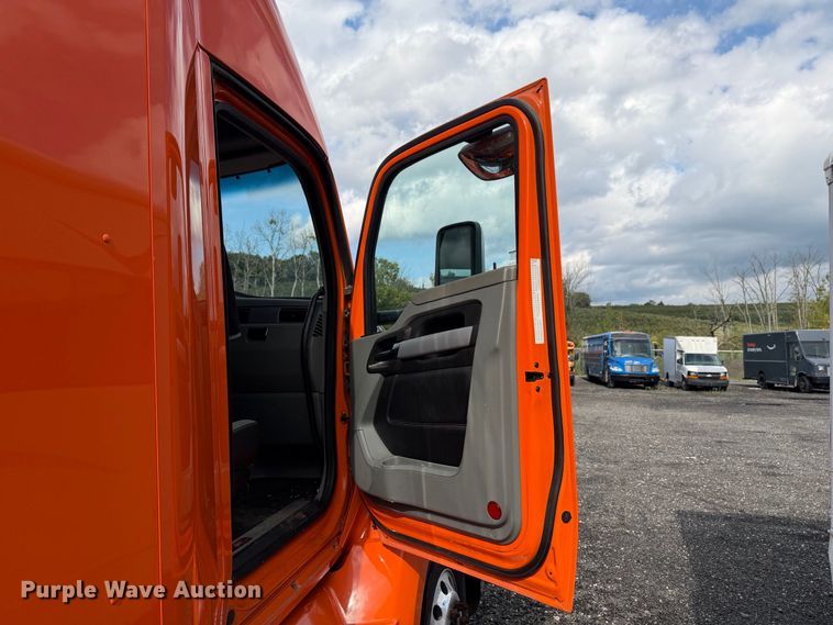 image for item YA2995 2022 Kenworth T680 semi truck