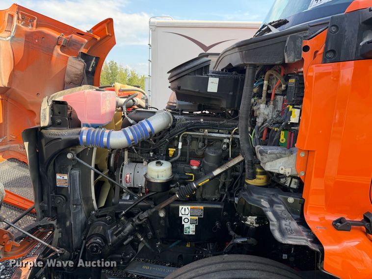 image for item YA2995 2022 Kenworth T680 semi truck