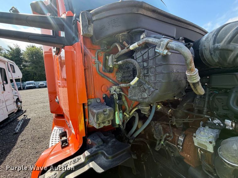 image for item YA2995 2022 Kenworth T680 semi truck