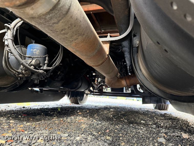 image for item YA2995 2022 Kenworth T680 semi truck